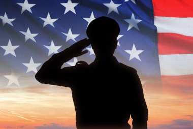 ABD bayrağına karşı selam veren polis silueti, gökyüzü ile çifte çekim