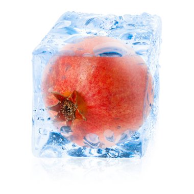 Buz küpündeki taze nar beyazı izole eder.