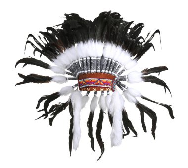 Amerikan yerlisi tüylü başlık beyazın üstünde izole edilmiş. Savaş başlığı