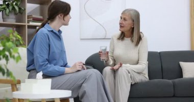 Ofiste hastayla çalışan profesyonel psikoterapist.