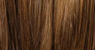 Arka plan olarak kadınların kahverengi saçlarını taramak, yakın plan.