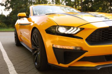 Modern Cabriolet açık otoparka park edilmiş, yakın plan.