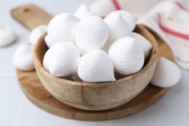 Lezzetli kurabiyeler beyaz masada kasede, yakın plan.