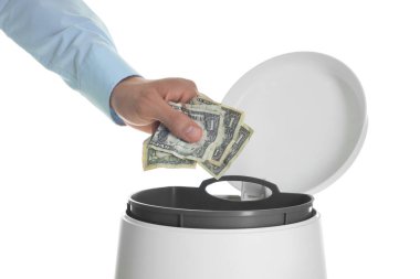 Beyaz arka planda çöp kutusuna para atan adam, yakın plan