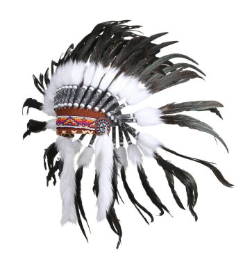 Amerikan yerlisi tüylü başlık beyazın üstünde izole edilmiş. Savaş başlığı