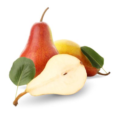 Beyaz üzerine izole edilmiş tatlı armutlar. Tam ve yarım.