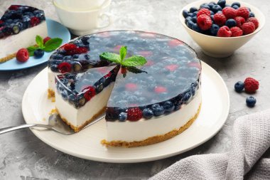 Gri masada böğürtlenli leziz bir cheesecake alıyorum.