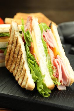 Jambonlu, pastırmalı, peynirli ve sebzeli lezzetli sandviçler.