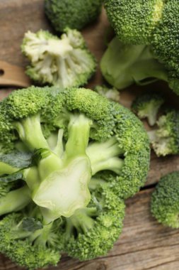 Tahta masada taze çiğ brokoli, yakın plan.