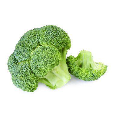 Taze çiğ yeşil brokoli beyaza izole edilmiş.