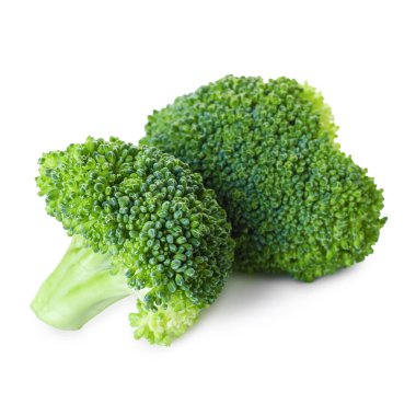 Taze çiğ yeşil brokoli beyaza izole edilmiş.