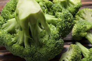 Masada taze çiğ brokoli, yakın çekim görüntüsü.