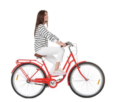 Beyaz arka planda kırmızı bisiklet süren gülümseyen kadın.
