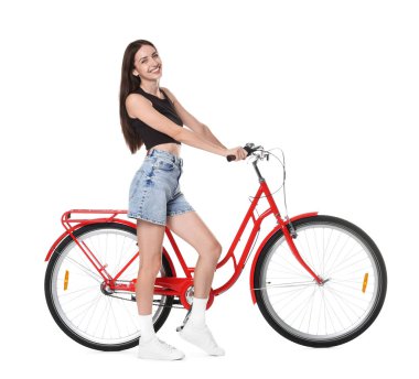 Beyaz arka planda kırmızı bisikletli gülümseyen kadın.