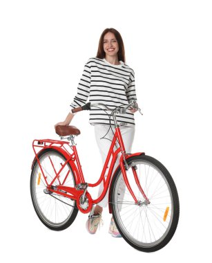 Beyaz arka planda kırmızı bisikletli gülümseyen kadın.
