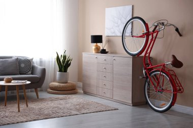 Dolabın yanındaki kırmızı bisiklet çok şık.