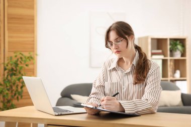 Ofiste çalışan profesyonel psikoterapist.