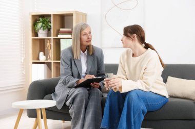 Ofiste hastayla çalışan profesyonel psikoterapist.