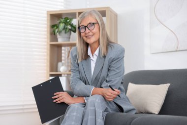 Ofisinde panosu olan profesyonel psikoterapist.