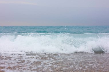 Dalgalı ve plajlı güzel deniz manzarası