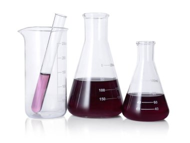 beyaz izole renkli sıvı ile farklı Laboratuar kapkacakları