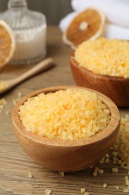 Ahşap masada doğal deniz tuzu, yakın plan.