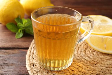 Limonlu Aromatik çay ve ahşap masada nane, yakın plan.
