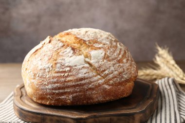 Bir somun taze ekmek ve çiviler masaya, yakın plan.