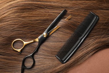 Açık kahverengi arka planda güzel saç, tarak ve makas, üst manzara