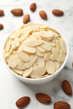 Taze badem gevrekleri ve beyaz mermer masada fındıklar, yakın plan.