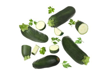 Taze kabak ve maydanoz beyaz arka plana düşüyor