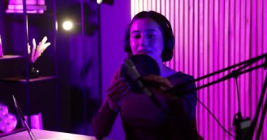 Stüdyoda podcast sunucusu kayıt programı, kameradan görüntü