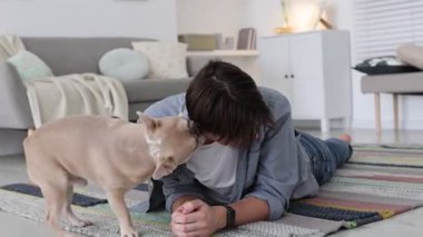 Evde oynayan sevimli Fransız buldoguyla bir adam.