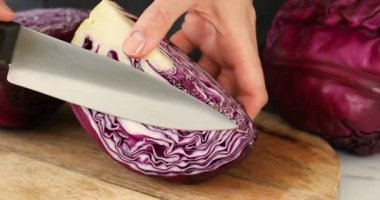 Masada taze kırmızı lahana kesen kadın, yakın plan.