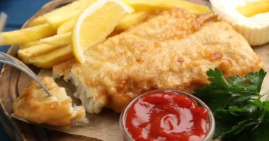 Geleneksel İngiliz Balık ve patates kızartması yiyen kadın, yakın plan.