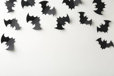 Cadılar Bayramı dekoru. Siyah kağıt yarasalar beyaz arka planda, düz yerde. Metin için boşluk