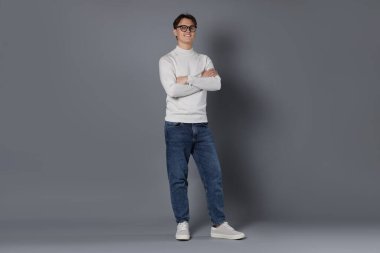 Gri arka planda şık kotlu adam.