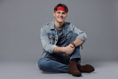 Gri arka planda şık kotlu adam.