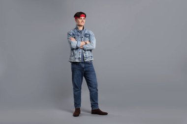 Gri arka planda şık kotlu adam.