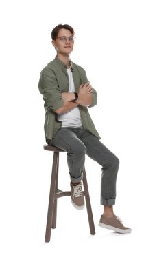 Beyaz arka planda kotlu bir adam var.