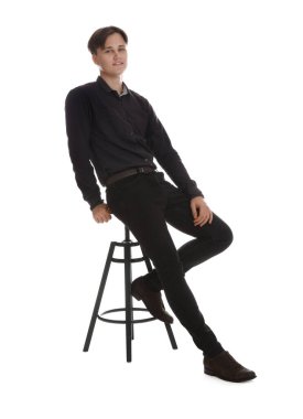 Beyaz arka planda kotlu bir adam var.