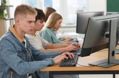 Çevrimiçi sınava giren öğrenciler, seçici odaklanma