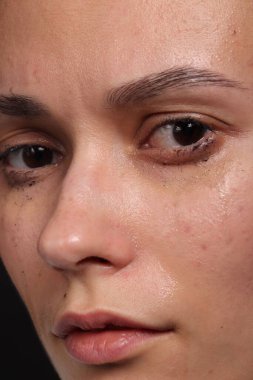 Üzgün kadın siyah arka planda ağlıyor, yakın plan