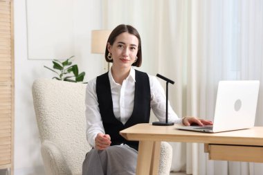 Podcast sunucusu içerideki talk show 'u kaydediyor, kamera görüntüsü