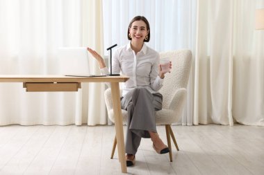 Podcast sunucusu stüdyoda mikrofona konuşuyor