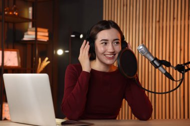 Podcast sunucusu stüdyoda talk show kaydediyor.