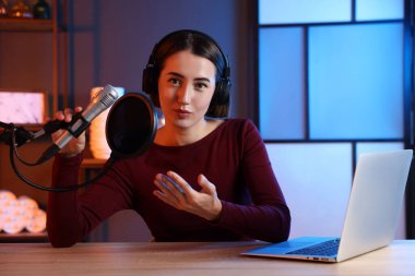 Stüdyoda podcast sunucusu kayıt programı, kameradan görüntü