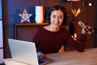 Stüdyoda podcast sunucusu kayıt programı, kameradan görüntü