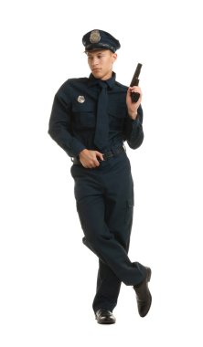 Beyaz arka planda silahlı, üniformalı genç bir polis.