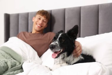 Evcil hayvan dostu otel. Erkek ve sevimli köpeği kapalı yerde, seçici bir odak noktasında.